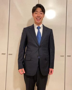 Ryodai Ishibashi Instagram - 人生で1番大きな衣類の買い物です
森保監督(サッカー日本代表)と同じスーツを買いました
・
#duhill 
#サッカー日本代表
#高級スーツ
#JFAモデル
#生地トロトロ
#最近頻繁に呼ばれる結婚式に向けて一生モノの買い物
#男性諸君是非dunhillへ

#サッカー選手風に撮ってみました
#笑顔バージョンお願いします
#腕組みバージョン願いします
#キリッとバージョンお願いします
#ってカメラマンに言われてそう

#大切に着ます
#値段は僕のYouTube見ればわかるよ