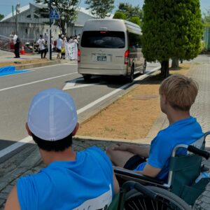 Ryodai Ishibashi Instagram - FNS27時間テレビ
100kmサバイバルマラソンありがとうございました！
長距離初挑戦でしたが
完走できず85kmからスタートして数百メートルの所でリタイアとなってしまい申し訳ないです！
体力的には全然大丈夫だったのですが、右脚が使い物にならなくなってしまいました
今は少し休んで回復してゆっくり歩けるようになってますのでご安心くださいませ
詳しくは7/29開催のトークライブだったり、水曜のラジオだったりで話すので是非よろしくお願いします
・
#FNS27時間テレビ
#100kmサバイバルマラソン
#しんいちさんと90km以降から見届けさせてもらいました
#そこに藤咲さんも来てくれて場が華やかに
#全員こちらに手を振ってくれる余裕もあり
#皆んな楽しく会話しながら走ってた
#人間離れしてます
#とにかく感動しました
#相方2人も控え室に戻らずずっと僕の控え室で何か食べながらサポートしてくれてました
#感謝すぎ