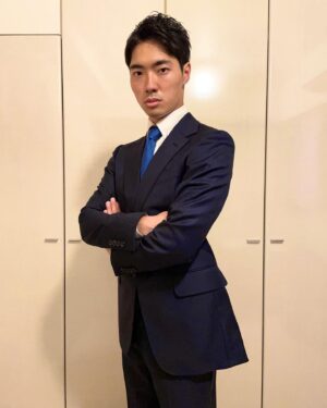 Ryodai Ishibashi Instagram - 人生で1番大きな衣類の買い物です
森保監督(サッカー日本代表)と同じスーツを買いました
・
#duhill 
#サッカー日本代表
#高級スーツ
#JFAモデル
#生地トロトロ
#最近頻繁に呼ばれる結婚式に向けて一生モノの買い物
#男性諸君是非dunhillへ

#サッカー選手風に撮ってみました
#笑顔バージョンお願いします
#腕組みバージョン願いします
#キリッとバージョンお願いします
#ってカメラマンに言われてそう

#大切に着ます
#値段は僕のYouTube見ればわかるよ