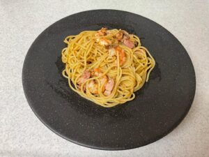 Ryodai Ishibashi Instagram - パスタまだ作っておりますので放出です
・
#たこ焼きの具のたこと青海苔とマヨで作ったけど鰹節忘れた牛乳もちょっと入ってるよ緑パスタ

#まん丸メガネ男で有名なあのご飯のお供の海苔が余ってたから麺にぶち込んでそこに舞茸入れたら真っ黒になったのでエビとベーコンで色足してみたパスタ

#これだけ食べてたら痩せる人も出てくるんじゃないかというくらいヘルシーだったサラダチキンと春菊と納豆の白出汁入れすぎパスタ

#パスタ