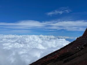 Ryodai Ishibashi Instagram - 富士登山日記です
無事登頂成功いたしました
ただ非常にキツかったとだけ言わせてください
・
#富士登山
#2枚目から 
#登る前意外と頂上近いなとか言う
#6合目でキツそうな人を運ぶ為の馬の出勤に出会い
#7合目から8合目までは長い道のりの岩という名の崖を登り続け
#気付いたら小さい頃全員が乗れると思ってたモコモコ雲の上に完全にいて
#8合目付近の鳥居をしっかり礼をしてからくぐりガイドさんは満面の笑み
#9合目から頂上に向かう途中に太陽の周りを輪っかで囲う虹
#ハロ を見かける事ができ縁起良し
#頂上付近最後の鳥居をしっかりと礼をしてくぐり
#無事山頂到着
#そして下山途中に
#影富士 も見る事ができこれまた縁起良し
#無事下山して電車に揺られているんだとさ
#めでたしめでたし 

#四千ミルク
#fmfuji35