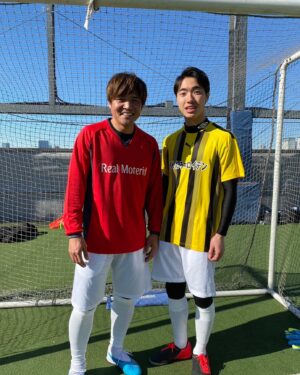 Ryodai Ishibashi Instagram - 「EXITのベルギー行ったらモテるやつ」にて大久保さんと対戦させていただきました
・
#大久保嘉人 選手
#フォワードだった僕からしたら
#学生時代の憧れの選手
#タックルに耐えてみようと思ったけど普通に飛ばされました
#でも
#105枚目のイエローカード献上
#してやったりです
#体動かす仕事に行くと大体いる
#大久保さんからも
#またいるじゃんと言われました
#こちらのセリフ
#J1通産191点
#取りすぎ取りすぎ
#またお会いできるの楽しみ
#この日の僕の成績は
#1ゴール4アシスト
#海外のスポーツ紙から及第点以上は貰えてそうな数字
#ベルモテ