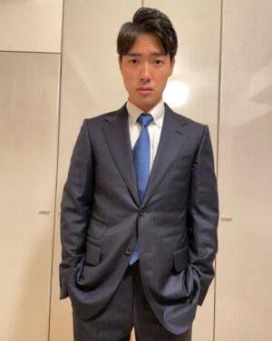 Ryodai Ishibashi Instagram - 人生で1番大きな衣類の買い物です
森保監督(サッカー日本代表)と同じスーツを買いました
・
#duhill 
#サッカー日本代表
#高級スーツ
#JFAモデル
#生地トロトロ
#最近頻繁に呼ばれる結婚式に向けて一生モノの買い物
#男性諸君是非dunhillへ

#サッカー選手風に撮ってみました
#笑顔バージョンお願いします
#腕組みバージョン願いします
#キリッとバージョンお願いします
#ってカメラマンに言われてそう

#大切に着ます
#値段は僕のYouTube見ればわかるよ