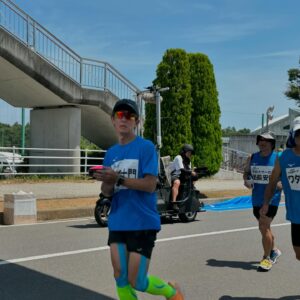 Ryodai Ishibashi Instagram - FNS27時間テレビ
100kmサバイバルマラソンありがとうございました！
長距離初挑戦でしたが
完走できず85kmからスタートして数百メートルの所でリタイアとなってしまい申し訳ないです！
体力的には全然大丈夫だったのですが、右脚が使い物にならなくなってしまいました
今は少し休んで回復してゆっくり歩けるようになってますのでご安心くださいませ
詳しくは7/29開催のトークライブだったり、水曜のラジオだったりで話すので是非よろしくお願いします
・
#FNS27時間テレビ
#100kmサバイバルマラソン
#しんいちさんと90km以降から見届けさせてもらいました
#そこに藤咲さんも来てくれて場が華やかに
#全員こちらに手を振ってくれる余裕もあり
#皆んな楽しく会話しながら走ってた
#人間離れしてます
#とにかく感動しました
#相方2人も控え室に戻らずずっと僕の控え室で何か食べながらサポートしてくれてました
#感謝すぎ