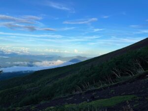 Ryodai Ishibashi Instagram - 富士登山日記です
無事登頂成功いたしました
ただ非常にキツかったとだけ言わせてください
・
#富士登山
#2枚目から 
#登る前意外と頂上近いなとか言う
#6合目でキツそうな人を運ぶ為の馬の出勤に出会い
#7合目から8合目までは長い道のりの岩という名の崖を登り続け
#気付いたら小さい頃全員が乗れると思ってたモコモコ雲の上に完全にいて
#8合目付近の鳥居をしっかり礼をしてからくぐりガイドさんは満面の笑み
#9合目から頂上に向かう途中に太陽の周りを輪っかで囲う虹
#ハロ を見かける事ができ縁起良し
#頂上付近最後の鳥居をしっかりと礼をしてくぐり
#無事山頂到着
#そして下山途中に
#影富士 も見る事ができこれまた縁起良し
#無事下山して電車に揺られているんだとさ
#めでたしめでたし 

#四千ミルク
#fmfuji35