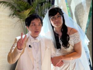 Ryodai Ishibashi Instagram - 霜バラの写真撮影タイムで実際に撮った
せいやさんと嫁ちゃんさんの写真です
森保監督と同じスーツで出席してました
・
#霜降りバラエティx 
#せいやさん結婚披露宴
#嫁ちゃんさんは目線くれた
#せいやさん表情固かった
#ただそれよりも
#iPhoneの画質が良い
#dunhill