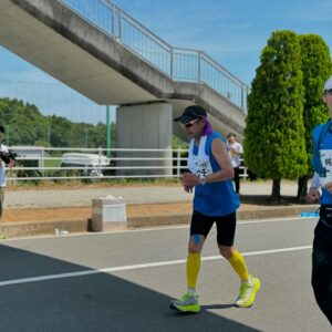 Ryodai Ishibashi Instagram - FNS27時間テレビ
100kmサバイバルマラソンありがとうございました！
長距離初挑戦でしたが
完走できず85kmからスタートして数百メートルの所でリタイアとなってしまい申し訳ないです！
体力的には全然大丈夫だったのですが、右脚が使い物にならなくなってしまいました
今は少し休んで回復してゆっくり歩けるようになってますのでご安心くださいませ
詳しくは7/29開催のトークライブだったり、水曜のラジオだったりで話すので是非よろしくお願いします
・
#FNS27時間テレビ
#100kmサバイバルマラソン
#しんいちさんと90km以降から見届けさせてもらいました
#そこに藤咲さんも来てくれて場が華やかに
#全員こちらに手を振ってくれる余裕もあり
#皆んな楽しく会話しながら走ってた
#人間離れしてます
#とにかく感動しました
#相方2人も控え室に戻らずずっと僕の控え室で何か食べながらサポートしてくれてました
#感謝すぎ