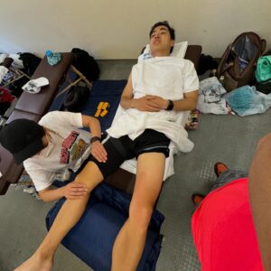 Ryodai Ishibashi Instagram - FNS27時間テレビ
100kmサバイバルマラソンありがとうございました！
長距離初挑戦でしたが
完走できず85kmからスタートして数百メートルの所でリタイアとなってしまい申し訳ないです！
体力的には全然大丈夫だったのですが、右脚が使い物にならなくなってしまいました
今は少し休んで回復してゆっくり歩けるようになってますのでご安心くださいませ
詳しくは7/29開催のトークライブだったり、水曜のラジオだったりで話すので是非よろしくお願いします
・
#FNS27時間テレビ
#100kmサバイバルマラソン
#しんいちさんと90km以降から見届けさせてもらいました
#そこに藤咲さんも来てくれて場が華やかに
#全員こちらに手を振ってくれる余裕もあり
#皆んな楽しく会話しながら走ってた
#人間離れしてます
#とにかく感動しました
#相方2人も控え室に戻らずずっと僕の控え室で何か食べながらサポートしてくれてました
#感謝すぎ