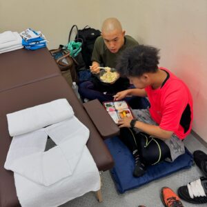 Ryodai Ishibashi Instagram - FNS27時間テレビ
100kmサバイバルマラソンありがとうございました！
長距離初挑戦でしたが
完走できず85kmからスタートして数百メートルの所でリタイアとなってしまい申し訳ないです！
体力的には全然大丈夫だったのですが、右脚が使い物にならなくなってしまいました
今は少し休んで回復してゆっくり歩けるようになってますのでご安心くださいませ
詳しくは7/29開催のトークライブだったり、水曜のラジオだったりで話すので是非よろしくお願いします
・
#FNS27時間テレビ
#100kmサバイバルマラソン
#しんいちさんと90km以降から見届けさせてもらいました
#そこに藤咲さんも来てくれて場が華やかに
#全員こちらに手を振ってくれる余裕もあり
#皆んな楽しく会話しながら走ってた
#人間離れしてます
#とにかく感動しました
#相方2人も控え室に戻らずずっと僕の控え室で何か食べながらサポートしてくれてました
#感謝すぎ