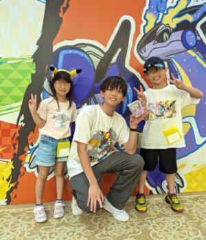 Ryogo Matsumaru Instagram - 「目と目があったら #ポケモン バトル」が本当にできる #横浜 のポケモン貸切船、最高すぎた…！！🚢

そこで偶然出会った少年トレーナーと #ポケカ 対戦した！超いいバトルで楽しかった…！またやろう！！

#ポケモンWCS2023 #ポケモンカード