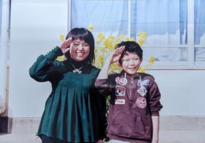 Ryogo Matsumaru Instagram - 小学５・６年生のときの僕の先生のところで、
今の小学生たちにサプライズイベントしてきた！！

左は15年前の写真、右は今の写真📸 感激だった…！
