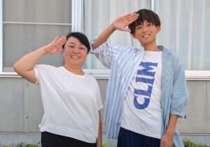 Ryogo Matsumaru Instagram - 小学５・６年生のときの僕の先生のところで、
今の小学生たちにサプライズイベントしてきた！！

左は15年前の写真、右は今の写真📸 感激だった…！
