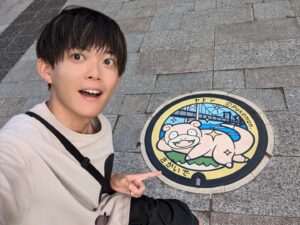 Ryogo Matsumaru Instagram - これは #ヤドン 県( #香川県 )に行かないと撮れない
#ポケモン のマンホール⛳️

やっと撮れた嬉しい〜〜！！

#ポケふた #Pokémon #坂出市
