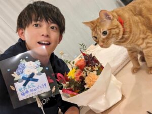 Ryogo Matsumaru Instagram - 家帰ったら、リドくんのお世話頼んでた友人が #サプライズ で #脱出ゲーム #世界大会 優勝祝いの花飾ってくれてた😭😭

いいやつかよ！！！！！泣いたわ

#猫