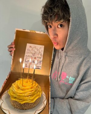 Ryoki Miyama Instagram - 皆さんこんばんわ☺️ 
そうです、24歳へと階段を一歩登らせて頂きました。
皆さんのおかげでまたここまで生きることが出来ました。 実は来年まで運気が悪いといわれておりまして、特にこのせっかくの誕生月が特に悪いそうなんです笑。確かに全然スムーズに行かないことばかりでしたが、何もかも諦めずに成し遂げるまで足掻くという人生の醍醐味でもある経験をまたまたこの期間に集中されている気分です😂☺️ そしてこの中で、改めて大切だと気づいた事が上手くいかない時こそ上手く生きる大切さと、そこで保つ平常心とくぐり抜ける思考力だなと感じました。あとは正直なるようになるからどうしようもないものはどうしようもないと受け入れること🤣 運気悪いんだからそりゃーそーかって笑。 でもそれでも自分の信念と向き合って真っ直ぐ生きることができてるのはどんな時もこうやって自分の人生を応援してくれるファンの皆さんがいるからです。どんな時も一緒に生きている感覚というか、色んな場所で目の前で自分と目が合って幸せそうな顔をしてくれてる瞬間のファンの皆をみていると、なんかこう、この先色んな事が人生で待っていると思うし、お互いに本心とはそぐわない瞬間もあるかもしれないけど、嘘つかず100%で向き合っていたいなって、それが僕の答えでした。だからこの先の沢山の幸せと壁がどれだけ待ち受けてるか分かりませんが、そんな気持ちを切り離さずに皆さんと一緒に人生足掻いて行ってやろうぜと思ってます😉😎
僕自身もこれからの沢山の出逢いや自分の思い描く道を大切にして数年後に向かってまずは今年24歳も頑張っていきます！！！ 

今年もCharlesがケーキ作ってお祝いしてくれたよ🎂☺️☺️ Thanks bro😊  そしてファンの皆さん改めて沢山のお祝いの仕方をしてくれていて本当にありがとう勿論届いてるよ☺️☺️
一緒に色んな出逢いを大切に生きてこうね🥰

あと誕生日の期間中に三山凌輝の軌跡展も開催できていてめちゃくちゃ嬉しいです！！展示会のコンセプトなども相まって、なんかタイムリーでファンの皆と距離感近くで過ごせてる気分！！皆ありがとう！！！ ではでは👋 
 
#三山凌輝