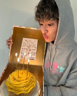 Ryoki Miyama Instagram - 皆さんこんばんわ☺️ 
そうです、24歳へと階段を一歩登らせて頂きました。
皆さんのおかげでまたここまで生きることが出来ました。 実は来年まで運気が悪いといわれておりまして、特にこのせっかくの誕生月が特に悪いそうなんです笑。確かに全然スムーズに行かないことばかりでしたが、何もかも諦めずに成し遂げるまで足掻くという人生の醍醐味でもある経験をまたまたこの期間に集中されている気分です😂☺️ そしてこの中で、改めて大切だと気づいた事が上手くいかない時こそ上手く生きる大切さと、そこで保つ平常心とくぐり抜ける思考力だなと感じました。あとは正直なるようになるからどうしようもないものはどうしようもないと受け入れること🤣 運気悪いんだからそりゃーそーかって笑。 でもそれでも自分の信念と向き合って真っ直ぐ生きることができてるのはどんな時もこうやって自分の人生を応援してくれるファンの皆さんがいるからです。どんな時も一緒に生きている感覚というか、色んな場所で目の前で自分と目が合って幸せそうな顔をしてくれてる瞬間のファンの皆をみていると、なんかこう、この先色んな事が人生で待っていると思うし、お互いに本心とはそぐわない瞬間もあるかもしれないけど、嘘つかず100%で向き合っていたいなって、それが僕の答えでした。だからこの先の沢山の幸せと壁がどれだけ待ち受けてるか分かりませんが、そんな気持ちを切り離さずに皆さんと一緒に人生足掻いて行ってやろうぜと思ってます😉😎
僕自身もこれからの沢山の出逢いや自分の思い描く道を大切にして数年後に向かってまずは今年24歳も頑張っていきます！！！ 

今年もCharlesがケーキ作ってお祝いしてくれたよ🎂☺️☺️ Thanks bro😊  そしてファンの皆さん改めて沢山のお祝いの仕方をしてくれていて本当にありがとう勿論届いてるよ☺️☺️
一緒に色んな出逢いを大切に生きてこうね🥰

あと誕生日の期間中に三山凌輝の軌跡展も開催できていてめちゃくちゃ嬉しいです！！展示会のコンセプトなども相まって、なんかタイムリーでファンの皆と距離感近くで過ごせてる気分！！皆ありがとう！！！ ではでは👋 
 
#三山凌輝