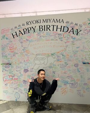 Ryoki Miyama Instagram - やーばい25歳になっちまった笑。
月日は早いねほんと……
24歳も有難いくらい怒涛の日々でしたが、いまのこの時期は確実に自分にとって、数年後響いてくるから。
正直好き勝手生きてはいくけど、まぁみてて☺️ 来年はようやく大殺界から抜けられるから運気も爆上がりだぜ… 
ともあれ、ほんとに皆の応援のおかげで今を生きてるよ。いつもありがとう🥰
こんなタイミングでまたパワーアップした博覧会が開催できて、ファンの皆に喜んで貰えていて、幸せ以外のなにものでもない。展示写真も素敵だし、今回のグッズ激アツでしょ？笑🔥  沢山のメッセージありがとう。
博覧会楽しんでね😎😎
25歳は次のフェーズ入ります。よろしくお願いします。本当にいつもありがとう。
 #三山凌輝