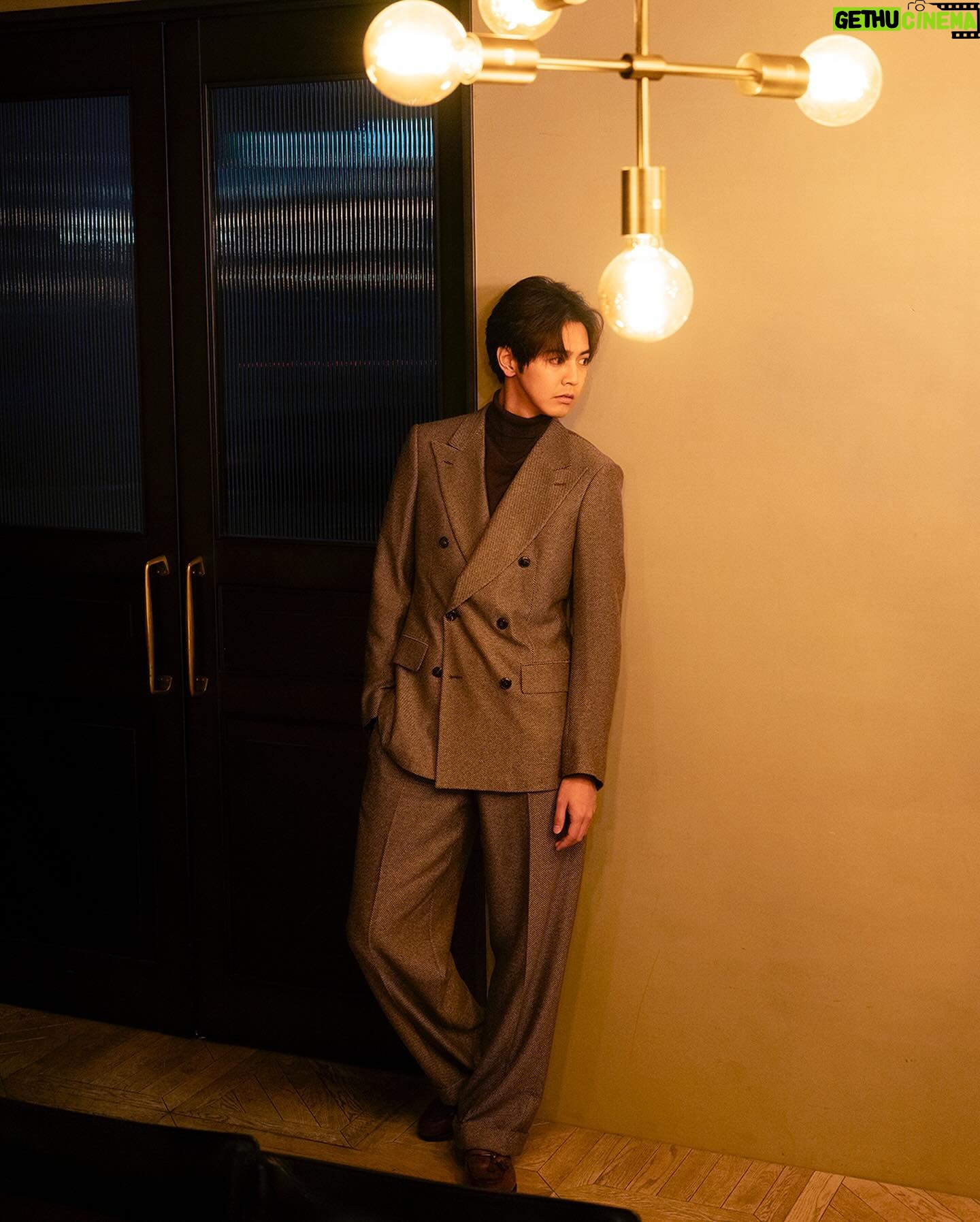 Ryota Katayose - 38.1K Likes - 今年も残り1週間💡
いかがお過ごしですか?💫
私は今年のお仕事も
だいぶ見通しが見えてきて、
来年の準備の時間に
ガッツリ入っています🔥🔥
(全身筋肉痛、ヤバいです💦笑)
そんななか
今夜は素敵なクリスマスイブ、
このために撮り下ろした作品を
皆さまにお届けします❄️✨
良い夜をお過ごしください🎄🥂
#Christmas #Christmastime