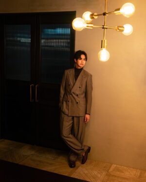 Ryota Katayose Instagram - 今年も残り1週間💡
いかがお過ごしですか？💫
私は今年のお仕事も
だいぶ見通しが見えてきて、
来年の準備の時間に
ガッツリ入っています🔥🔥
(全身筋肉痛、ヤバいです💦笑)
そんななか
今夜は素敵なクリスマスイブ、
このために撮り下ろした作品を
皆さまにお届けします❄️✨
良い夜をお過ごしください🎄🥂
#Christmas #Christmastime