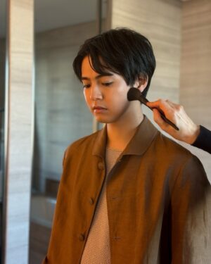 Ryota Katayose Instagram - GIORGIO ARMANI SS25 MEN'S FASHION SHOW
涼しげで瑞々しく、少し儚げな夏を感じました。爽やかで寛大な海風に包まれるような時間でした。
そして、夫婦で貴重な場所にご招待いただいたことをとても光栄に思います。
私たちが新たなライフステージに進み家族として未来への歩みを進めるなかで、歴史あるジョルジオアルマーニというブランドが発信する未来予想図を、2人で拝見することにとても意味を感じました。
私たちが得た学びを活かして、2人で今後の未来に向けて、準備できることや発信できるメッセージを、私たちなりに模索していきたいと思います。
@giorgioarmani #giorgioarmani