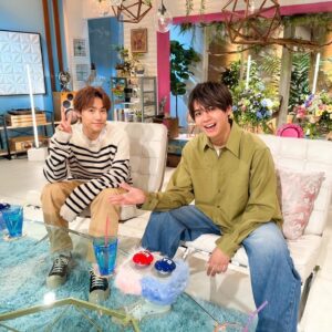 Ryota Katayose Instagram - テレビ朝日
『あざとくて何が悪いの？』
なんと4度目の出演ということで😆💦
だんだんリビングのように
リラックスさせて頂いております。笑
ドラマで共演中の鈴木愛理さんとも
このようなまた別の形でご一緒できて
楽しく嬉しい時間でした👍☺️
TVerでの配信でも
是非ご覧ください〜！！🙌💫 
@azatoinsta @airisuzuki_official_uf 
#あざとくて何が悪いの 
衣装は@marni 🍀