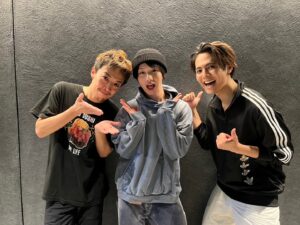 Ryota Katayose Instagram - 舞台『HiGH&LOW THE 戦国』⚔️🔥
開幕して1週間が経ちました！👍💨
日々、それぞれの公演が新鮮で濃密で、
とても充実した時間を過ごしています‼️
そんな今週は
この方が観に来てくださいました！🥺✨
俳優の植田圭輔さん💡
ドラマ #推し上司 で共演して以来の仲で、
先日も舞台を拝見させていただいたりと
舞台の世界での大パイセン…🙏🙏
パイセンのアツい感想を頂けて、
めちゃくちゃパワーをいただきました🔥🔥
久保田創(@sou_kubota )さんとともに！！📸💫
まだまだですが、もし機会があれば
いつか舞台でも共演できたら…😆💦 
#パイセンの意図はヨセのチャンネルへ