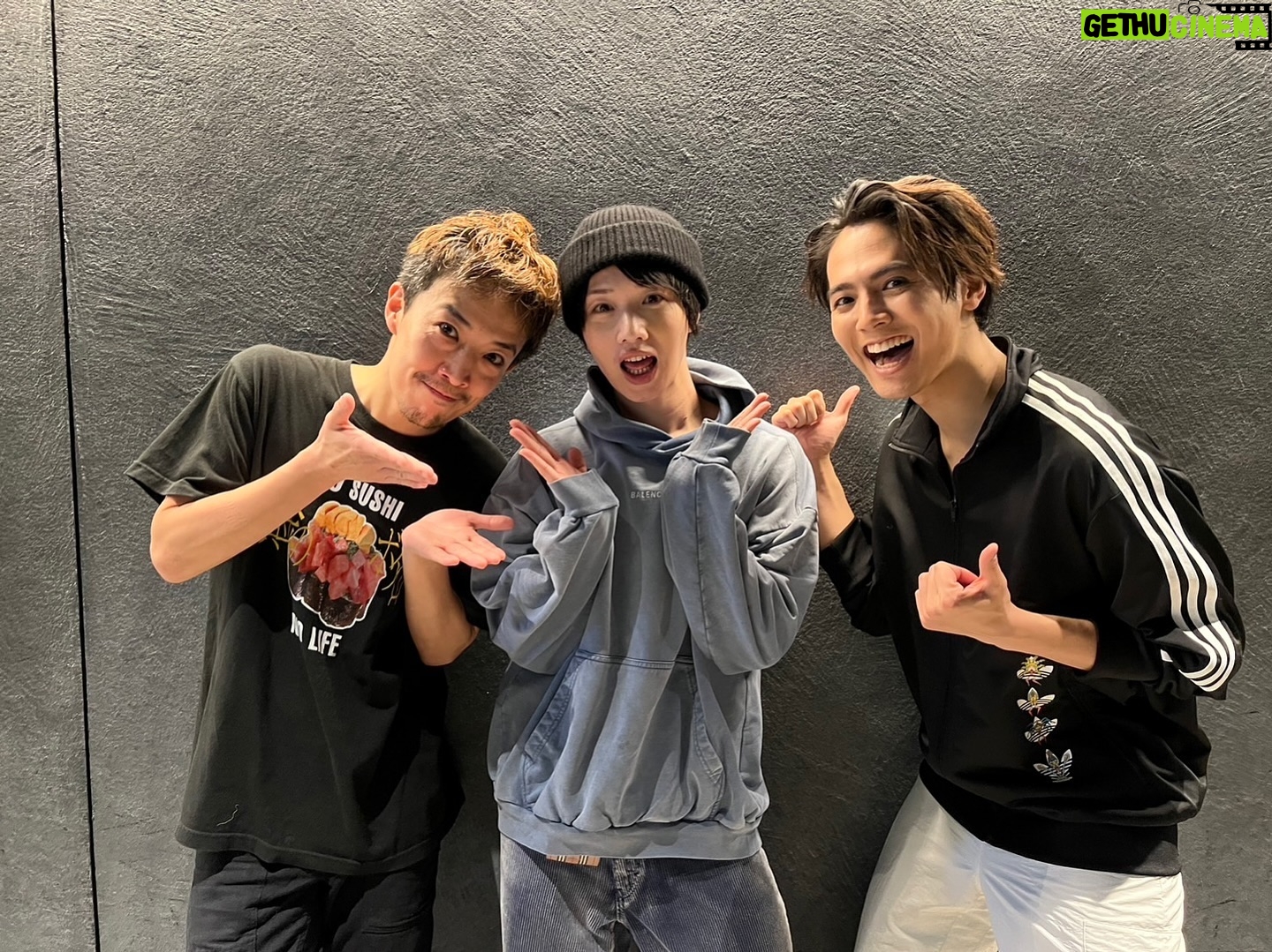 Ryota Katayose - 38.3K Likes - 舞台『HiGH&LOW THE 戦国』⚔️🔥
開幕して1週間が経ちました!👍💨
日々、それぞれの公演が新鮮で濃密で、
とても充実した時間を過ごしています‼️
そんな今週は
この方が観に来てくださいました!🥺✨
俳優の植田圭輔さん💡
ドラマ #推し上司 で共演して以来の仲で、
先日も舞台を拝見させていただいたりと
舞台の世界での大パイセン…🙏🙏
パイセンのアツい感想を頂けて、
めちゃくちゃパワーをいただきました🔥🔥
久保田創(@sou_kubota )さんとともに!!📸💫
まだまだですが、もし機会があれば
いつか舞台でも共演できたら…😆💦
#パイセンの意図はヨセのチャンネルへ