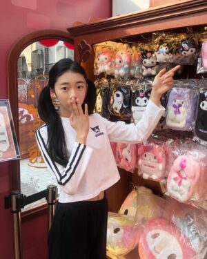 Ryu Ji-an Instagram - #제품협찬 @thedaygirls_official 
더데이걸X쿠로미 콜라보~ 😍
화보촬영 때도 탐나던 옷이 엄청 많았더랬죠~
오늘은 작은 쿠로미가 포인트인 크롭티와 
일자핏 밴딩 팬츠 입고...
산리오카페 구경 다녀왔어요~
주니어들이 좋아하는 쿠로미 캐릭터 옷~
힙한 크롭기장에, 소매 줄무늬가 포인트네요~
더데이걸에서 얼른 Get!!하세요~

✔️키166cm 45kg 지안이는 더데이걸 쿠로미 티셔츠 160사이즈, 일자핏 밴딩 팬츠 170사이즈 입었어요.

#14살 #만12세 #류지안 #ryujian #주니어모델 #주니어배우  #청소년배우 #청소년모델 #아역배우 #광고모델 #피팅모델 #koreankidsmodel #koreanactress #더데이걸 #더데이걸즈 #더데이걸쿠로미 #쿠로미 #산리오 #쿠로미걸 #댄스타그램 #딸스타그램 #sanrio