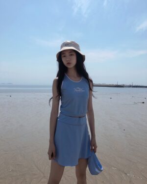 Ryu Ji-an Instagram - #광고 @thenorthfacekids_kr
 
파란 바다만큼 청량한 하늘색의 노스페이스 키즈 래쉬가드 ~💙
 
걸즈 아이스 롤리 탑은 길이 넉넉하고, 
얇은 가슴패드가 내장되어 있어 부담스럽지 않아서 좋아요.
여기에 흡습속건으로 빠르게 말라서 물놀이 할 때 입히기 너무 좋네요!💦
키즈 서프사이드 스커트 레깅스는 
치마바지 일체형이라 편하고 예쁘네요~
허리 사이즈 조절할 수 있게 되어 있는 것도 마음에 들어요.
 
UV차단기능과 피부에 닿으면 시원함이 느껴지는 냉감소재로 만들어져
올 여름 워터파크에서도 잘 입을 것 같아요.
 
✔️167cm 43kg 지안인
노스페이스키즈-걸즈 아이스 롤리 탑(NT7VQ01T) 160사이즈 
키즈 서프사이드 스커트 레깅스(NF6KQ02T) 160사이즈 입었어요. 
 
#14살 #류지안 #ryujian #주니어모델 #주니어배우 #청소년모델 #청소년배우 #노스페이스 #노스페이스키즈 #걸즈아이스롤리탑 #걸즈서프사이드스커트레깅스 #키즈래쉬가드 #키즈래시가드 #여아래쉬가드 #키즈래쉬가드추천 #키즈수영복 #여아수영복 #키즈수영복추천 #키즈여름코디 #키즈코디 #키즈룩 #키즈옷 #키즈스타일 #키즈코디 #키즈데일리룩 #키즈패션 #초등학생패션 #물놀이코디 #수영장코디 #여름코디