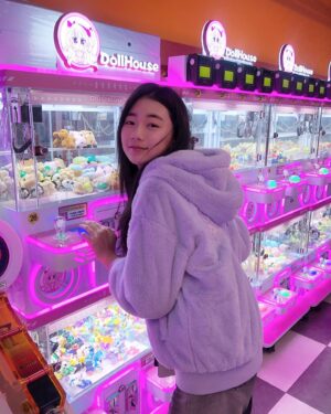Ryu Ji-an Instagram - 점점 함께하는 시간이 줄어서, 
지안이 일상 사진이 없네요 ㅎㅎ
얼마 전 보들보들한 더데이걸 애착외투(?!)입고 오락실에서...
요즘 인형에 관심 많은 류지안씨~
그래도 인형뽑기는 그만~~~😅

#14살 #만12세 #류지안 #ryujian #주니어모델 #주니어배우 #청소년배우 #청소년모델 #아역배우 #광고모델 #피팅모델 #koreankidsmodel #koreanactress #더데이걸 #밍크퍼후드집업 #딸스타그램