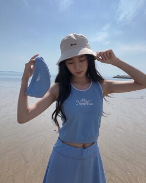 Ryu Ji-an Instagram - #광고 @thenorthfacekids_kr
 
파란 바다만큼 청량한 하늘색의 노스페이스 키즈 래쉬가드 ~💙
 
걸즈 아이스 롤리 탑은 길이 넉넉하고, 
얇은 가슴패드가 내장되어 있어 부담스럽지 않아서 좋아요.
여기에 흡습속건으로 빠르게 말라서 물놀이 할 때 입히기 너무 좋네요!💦
키즈 서프사이드 스커트 레깅스는 
치마바지 일체형이라 편하고 예쁘네요~
허리 사이즈 조절할 수 있게 되어 있는 것도 마음에 들어요.
 
UV차단기능과 피부에 닿으면 시원함이 느껴지는 냉감소재로 만들어져
올 여름 워터파크에서도 잘 입을 것 같아요.
 
✔️167cm 43kg 지안인
노스페이스키즈-걸즈 아이스 롤리 탑(NT7VQ01T) 160사이즈 
키즈 서프사이드 스커트 레깅스(NF6KQ02T) 160사이즈 입었어요. 
 
#14살 #류지안 #ryujian #주니어모델 #주니어배우 #청소년모델 #청소년배우 #노스페이스 #노스페이스키즈 #걸즈아이스롤리탑 #걸즈서프사이드스커트레깅스 #키즈래쉬가드 #키즈래시가드 #여아래쉬가드 #키즈래쉬가드추천 #키즈수영복 #여아수영복 #키즈수영복추천 #키즈여름코디 #키즈코디 #키즈룩 #키즈옷 #키즈스타일 #키즈코디 #키즈데일리룩 #키즈패션 #초등학생패션 #물놀이코디 #수영장코디 #여름코디