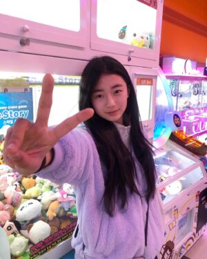 Ryu Ji-an Instagram - 점점 함께하는 시간이 줄어서, 
지안이 일상 사진이 없네요 ㅎㅎ
얼마 전 보들보들한 더데이걸 애착외투(?!)입고 오락실에서...
요즘 인형에 관심 많은 류지안씨~
그래도 인형뽑기는 그만~~~😅

#14살 #만12세 #류지안 #ryujian #주니어모델 #주니어배우 #청소년배우 #청소년모델 #아역배우 #광고모델 #피팅모델 #koreankidsmodel #koreanactress #더데이걸 #밍크퍼후드집업 #딸스타그램