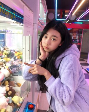 Ryu Ji-an Instagram - 점점 함께하는 시간이 줄어서, 
지안이 일상 사진이 없네요 ㅎㅎ
얼마 전 보들보들한 더데이걸 애착외투(?!)입고 오락실에서...
요즘 인형에 관심 많은 류지안씨~
그래도 인형뽑기는 그만~~~😅

#14살 #만12세 #류지안 #ryujian #주니어모델 #주니어배우 #청소년배우 #청소년모델 #아역배우 #광고모델 #피팅모델 #koreankidsmodel #koreanactress #더데이걸 #밍크퍼후드집업 #딸스타그램