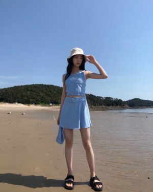 Ryu Ji-an Instagram - #광고 @thenorthfacekids_kr
 
파란 바다만큼 청량한 하늘색의 노스페이스 키즈 래쉬가드 ~💙
 
걸즈 아이스 롤리 탑은 길이 넉넉하고, 
얇은 가슴패드가 내장되어 있어 부담스럽지 않아서 좋아요.
여기에 흡습속건으로 빠르게 말라서 물놀이 할 때 입히기 너무 좋네요!💦
키즈 서프사이드 스커트 레깅스는 
치마바지 일체형이라 편하고 예쁘네요~
허리 사이즈 조절할 수 있게 되어 있는 것도 마음에 들어요.
 
UV차단기능과 피부에 닿으면 시원함이 느껴지는 냉감소재로 만들어져
올 여름 워터파크에서도 잘 입을 것 같아요.
 
✔️167cm 43kg 지안인
노스페이스키즈-걸즈 아이스 롤리 탑(NT7VQ01T) 160사이즈 
키즈 서프사이드 스커트 레깅스(NF6KQ02T) 160사이즈 입었어요. 
 
#14살 #류지안 #ryujian #주니어모델 #주니어배우 #청소년모델 #청소년배우 #노스페이스 #노스페이스키즈 #걸즈아이스롤리탑 #걸즈서프사이드스커트레깅스 #키즈래쉬가드 #키즈래시가드 #여아래쉬가드 #키즈래쉬가드추천 #키즈수영복 #여아수영복 #키즈수영복추천 #키즈여름코디 #키즈코디 #키즈룩 #키즈옷 #키즈스타일 #키즈코디 #키즈데일리룩 #키즈패션 #초등학생패션 #물놀이코디 #수영장코디 #여름코디