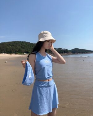 Ryu Ji-an Instagram - #광고 @thenorthfacekids_kr
 
파란 바다만큼 청량한 하늘색의 노스페이스 키즈 래쉬가드 ~💙
 
걸즈 아이스 롤리 탑은 길이 넉넉하고, 
얇은 가슴패드가 내장되어 있어 부담스럽지 않아서 좋아요.
여기에 흡습속건으로 빠르게 말라서 물놀이 할 때 입히기 너무 좋네요!💦
키즈 서프사이드 스커트 레깅스는 
치마바지 일체형이라 편하고 예쁘네요~
허리 사이즈 조절할 수 있게 되어 있는 것도 마음에 들어요.
 
UV차단기능과 피부에 닿으면 시원함이 느껴지는 냉감소재로 만들어져
올 여름 워터파크에서도 잘 입을 것 같아요.
 
✔️167cm 43kg 지안인
노스페이스키즈-걸즈 아이스 롤리 탑(NT7VQ01T) 160사이즈 
키즈 서프사이드 스커트 레깅스(NF6KQ02T) 160사이즈 입었어요. 
 
#14살 #류지안 #ryujian #주니어모델 #주니어배우 #청소년모델 #청소년배우 #노스페이스 #노스페이스키즈 #걸즈아이스롤리탑 #걸즈서프사이드스커트레깅스 #키즈래쉬가드 #키즈래시가드 #여아래쉬가드 #키즈래쉬가드추천 #키즈수영복 #여아수영복 #키즈수영복추천 #키즈여름코디 #키즈코디 #키즈룩 #키즈옷 #키즈스타일 #키즈코디 #키즈데일리룩 #키즈패션 #초등학생패션 #물놀이코디 #수영장코디 #여름코디