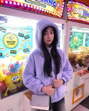 Ryu Ji-an Instagram - 점점 함께하는 시간이 줄어서, 
지안이 일상 사진이 없네요 ㅎㅎ
얼마 전 보들보들한 더데이걸 애착외투(?!)입고 오락실에서...
요즘 인형에 관심 많은 류지안씨~
그래도 인형뽑기는 그만~~~😅

#14살 #만12세 #류지안 #ryujian #주니어모델 #주니어배우 #청소년배우 #청소년모델 #아역배우 #광고모델 #피팅모델 #koreankidsmodel #koreanactress #더데이걸 #밍크퍼후드집업 #딸스타그램