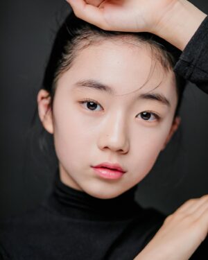 Ryu Ji-an Instagram - 13살 지안이~
보정안한 원본인데, 
보정할 곳이 없어서 그냥 쓰려구요 ㅎㅎㅎ
예쁘게 잘 찍어주셔서 감사해요~❤
(딴 사진도 천천히 올릴게요~☺)
@terve_photo_ 
@baba_film_ 

#13살 #류지안 #ryujian #kidsmodel #키즈모델 #주니어모델 #아역배우 #광고모델 #피팅모델 #koreankidsmodel #koreanactress #떼르베스냅 #바바필름 #프로필사진 #배우프로필 #🖤 #초등학생 #딸스타그램