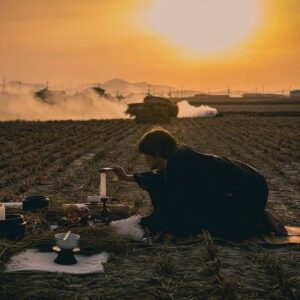 Ryu Kyung-soo Instagram - 존재조차 잊고 있던 작은 아버지가 남긴 선산. 
그리고 시작된 불길한 일들.

Netflix series 선산.

1.19 오직 넷플릭스에서
#선산 #thebequeathed 
@netflixkr