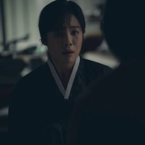 Ryu Kyung-soo Instagram - 존재조차 잊고 있던 작은 아버지가 남긴 선산. 
그리고 시작된 불길한 일들.

Netflix series 선산.

1.19 오직 넷플릭스에서
#선산 #thebequeathed 
@netflixkr