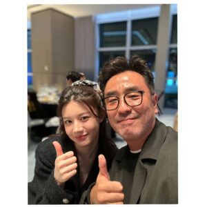 Ryu Seung-ryong Instagram - .
.
거창하진 않지만 
서로에게 공감하고, 
이해하고 
서로의 쓸모를 인정하는
따듯한 말한마디.
그것으로 변화되고 치유되는 마음.

그것이 무빙의 진정한 초능력이라 
생각합니다.

그 모든 순간들에 기적처럼
반응해주시고 공감해주신
전세계 모든 시청자분들
진심으로 감동이고 감사드립니다.

따듯한 공감의 초능력이 여러분들의 일상에 
기적처럼 일어나길 기원합니다

It may not be grand, 
but the warm words we say to 
understand and emphasize with each other,
recognizing the worth in each other
These things transform and heals our heart.

I think that is the true superpower of Moving. 

I am truly touched and grateful to all the viewers around the world who responded and empathized every moment like a miracle. 

I hope that this superpower of warm empathy happens in your daily life like a miracle

#무빙 @disneypluskr

#ACAGOTT
#아시아콘텐츠어워즈
#BIFF #부산국제영화제