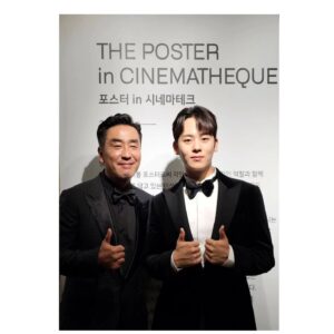 Ryu Seung-ryong Instagram - .
.
거창하진 않지만 
서로에게 공감하고, 
이해하고 
서로의 쓸모를 인정하는
따듯한 말한마디.
그것으로 변화되고 치유되는 마음.

그것이 무빙의 진정한 초능력이라 
생각합니다.

그 모든 순간들에 기적처럼
반응해주시고 공감해주신
전세계 모든 시청자분들
진심으로 감동이고 감사드립니다.

따듯한 공감의 초능력이 여러분들의 일상에 
기적처럼 일어나길 기원합니다

It may not be grand, 
but the warm words we say to 
understand and emphasize with each other,
recognizing the worth in each other
These things transform and heals our heart.

I think that is the true superpower of Moving. 

I am truly touched and grateful to all the viewers around the world who responded and empathized every moment like a miracle. 

I hope that this superpower of warm empathy happens in your daily life like a miracle

#무빙 @disneypluskr

#ACAGOTT
#아시아콘텐츠어워즈
#BIFF #부산국제영화제