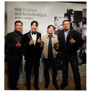 Ryu Seung-ryong Instagram - .
.
거창하진 않지만 
서로에게 공감하고, 
이해하고 
서로의 쓸모를 인정하는
따듯한 말한마디.
그것으로 변화되고 치유되는 마음.

그것이 무빙의 진정한 초능력이라 
생각합니다.

그 모든 순간들에 기적처럼
반응해주시고 공감해주신
전세계 모든 시청자분들
진심으로 감동이고 감사드립니다.

따듯한 공감의 초능력이 여러분들의 일상에 
기적처럼 일어나길 기원합니다

It may not be grand, 
but the warm words we say to 
understand and emphasize with each other,
recognizing the worth in each other
These things transform and heals our heart.

I think that is the true superpower of Moving. 

I am truly touched and grateful to all the viewers around the world who responded and empathized every moment like a miracle. 

I hope that this superpower of warm empathy happens in your daily life like a miracle

#무빙 @disneypluskr

#ACAGOTT
#아시아콘텐츠어워즈
#BIFF #부산국제영화제