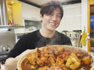 Ryu Soo-young Instagram - 준비하느라 조금 오래걸렸던 레시피
집에서도 맛있는 찜닭을 만들수 있도록
준비했어요. 

그대로 따라하시면 우리집이 #찜닭맛집 

일찍찾아온  더위
몸보신으로 #만원찜닭 어떠세요. 

#류수영레시피
#어남선생레시피

#레시피는 @funstaurant_kbs 에서 확인하세요. 

#KBS #편스토랑

아이가 있으시면 고추를 줄이시고
떡사리도 넣어주세요. 👧🏻

#몸보신요리
#찜닭🐓