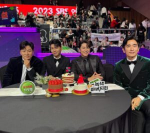 Ryu Soo-young Instagram - #SBS연예대상
#녹색아버지회

스리랑카에서 제주까지 우리가 버린 쓰레기를 따라 반년 넘게 촬영을 했다. 길에서 산에서 야구장에서 바다에서 만난 쓰레기를 치우고 또 치웠던 기억. 일인당 플라스틱 쓰레기배출양이 세계정상급인 우리의 모습을 마주했던 쓰리지만 소중했던 지난여름,가을,겨울