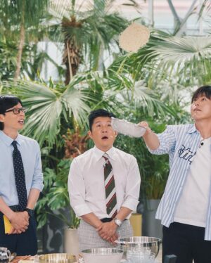 Ryu Soo-young Instagram - #유퀴즈 에서 큰자기님이 맛나게 드셔주신
#설마고추장 #비빔국수 

레시피요청이 많아 올립니다. 

—재료—

오이1 , 양파1/2 , 닭가슴살1팩, 중면, 조미김

—양념—(밥숟가락계량)

참기름4 , 간장6, 식초4, 설탕4, 참깨2, 고추가루2,다진마늘 1/2, 고추장1, 케찹1, 후추약간

—오이양파절임재료—

식초 4, 설탕2, 맛소금

🌟조리법🌟

1)후라이팬에 물을 붓고 불을켠다 

2)오이1, 양파 1/2 을 슬라이서로 얇게썰어
  분량대로 절여놓고 냉장고에 둔다

3)분량대로 양념을 섞어 냉장고에 둔다. 

4)닭가슴살은 보기좋게 찢어 놓는다.

5)물이 끓으면 중면을 넣고 3분익히고 꺼내어
  아주 찬물에 빨래하듯 씻어 놓는다. 

6)2)의 오이양파절임을  꼬들한식감이 되도록 
  꼭짜준다. 나온 물을 버리지말고 
  3)의 양념에  4숟가락을 넣어준다 

7)김을 가늘게 채쳐놓는다

8)면위에 오이양파절임을 듬뿍담고 김 올리고
  닭고기를 곁들여 깨를 뿌린다. 
  양념을 바닥에 깔아 멋을 낸다. 
  청홍고추가 있다면 고명으로 쓴다. 
  처음부터 양념을 과하게 올리지 않도록 주의한다. 

#어남선생레시피
#류수영레시피

#설마고추장국수
#유퀴즈비빔국수 

#맛있게드세요🍲