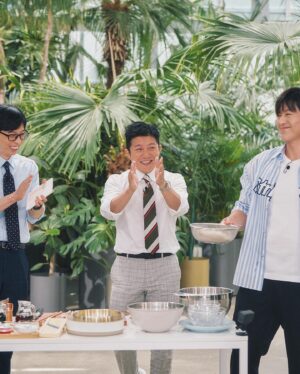 Ryu Soo-young Instagram - #유퀴즈 에서 큰자기님이 맛나게 드셔주신
#설마고추장 #비빔국수 

레시피요청이 많아 올립니다. 

—재료—

오이1 , 양파1/2 , 닭가슴살1팩, 중면, 조미김

—양념—(밥숟가락계량)

참기름4 , 간장6, 식초4, 설탕4, 참깨2, 고추가루2,다진마늘 1/2, 고추장1, 케찹1, 후추약간

—오이양파절임재료—

식초 4, 설탕2, 맛소금

🌟조리법🌟

1)후라이팬에 물을 붓고 불을켠다 

2)오이1, 양파 1/2 을 슬라이서로 얇게썰어
  분량대로 절여놓고 냉장고에 둔다

3)분량대로 양념을 섞어 냉장고에 둔다. 

4)닭가슴살은 보기좋게 찢어 놓는다.

5)물이 끓으면 중면을 넣고 3분익히고 꺼내어
  아주 찬물에 빨래하듯 씻어 놓는다. 

6)2)의 오이양파절임을  꼬들한식감이 되도록 
  꼭짜준다. 나온 물을 버리지말고 
  3)의 양념에  4숟가락을 넣어준다 

7)김을 가늘게 채쳐놓는다

8)면위에 오이양파절임을 듬뿍담고 김 올리고
  닭고기를 곁들여 깨를 뿌린다. 
  양념을 바닥에 깔아 멋을 낸다. 
  청홍고추가 있다면 고명으로 쓴다. 
  처음부터 양념을 과하게 올리지 않도록 주의한다. 

#어남선생레시피
#류수영레시피

#설마고추장국수
#유퀴즈비빔국수 

#맛있게드세요🍲