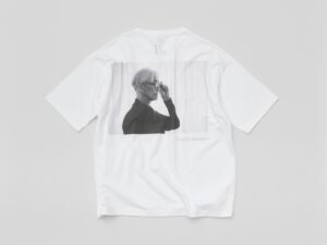 Ryuichi Sakamoto Instagram - Ryuichi Sakamoto "12" T-shirts
 
Since Ryuichi Sakamoto's passing, there has been a high demand for Ryuichi Sakamoto T-shirts from fans around the world.  
There is a lot of "pirate/bootleg" merchandise on the internet containing misinformation and copyrighted images. Some staff members close to Sakamoto even purchased unofficial T-shirts, wanting to wear Sakamoto's photo while simultaneously wondering if they could be illegal products. 
 
In response to the many requests, we have decided to release “12” T-shirt editions, each with one of Sakamoto's photos from his archives, limited to 120 T-shirts per month throughout the year. 
 
The "RS" logo will be quietly printed near the heart on the inner front side. Ryuichi Sakamoto's name and the month number will be printed on the inner back side of the T-shirt. The T-shirt will also display a large print of Sakamoto.  We hope you enjoy the T-shirts in the spirit of carrying Ryuichi.
 
Please note before considering your purchase, the position of the inner printings may be shifted due to differences in the unique printing method.  T-shirts will be available on a first-come, first-served basis, limited to 120 at commmonsmart on January 28 at 6:00 p.m.(JST)

A portion of the proceeds from the sales of this T-shirt will be donated to "TREES FOR SAKAMOTO", a platform for tree planting. 
 坂本龍一「12」 T-shirts
 
月命日である毎月28日に坂本龍一 「12」T-shirtsを販売します。 
 
坂本龍一が亡くなって以降、世界各地のファンから「教授の写真がプリントされたT-shirtsが欲しい。」とのリクエストが数多く寄せられました。ネットを検索すると画像を無断使用した「海賊版T-shirts」が多く散見されたり・・・。 
近しい立場にいるスタッフも「違法かしら？」と思いつつ、「教授のT-shirtsが着たい」とそんなT-shirtsを購入していたケースも。 そのような多くのリクエストにお応えし、毎月アーカイブから選んだ1枚の写真を使用し、12か月連続で年間12種類のTシャツ を発売することにいたしました。 
 
 T-shirtsのフロントには心臓の横あたりにひっそりとRSロゴを裏プリント。バックには月のナンバーとRyuichi Sakamotoの名前を裏プリントし 、そこに坂本龍一アーカイブより選りすぐりの教授画像1枚が大きく上部にプリントされています。 「坂本龍一を背負う」ということで着用いただけたら幸いです。 

1月28日18時より、commmonsmartにて120枚限定で先着販売です。
 
尚、裏プリントは特殊印刷により個体差が生じるためプリント位置がずれる場合がございます。 あらかじめご了承のうえ購入をご検討ください。
 
■坂本龍一 「12」T-shirts
2024年1月28日18時より先着販売
PRICE(tax in)：¥7,700
MATERIAL：100% cotton
COUNTRY OF ORIGIN　Body：CHINA / Print：JAPAN
SIZE：M/L/XL

※ このTシャツの売上の一部は、植林のためのプラットフォーム『TREES FOR SAKAMOTO』　@trees_for_skmt に寄付されます。

#坂本龍一
#ryuichisakamoto
#skmtnews
@skmtgram