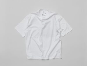 Ryuichi Sakamoto Instagram - Ryuichi Sakamoto "12" T-shirts
 
Since Ryuichi Sakamoto's passing, there has been a high demand for Ryuichi Sakamoto T-shirts from fans around the world.  
There is a lot of "pirate/bootleg" merchandise on the internet containing misinformation and copyrighted images. Some staff members close to Sakamoto even purchased unofficial T-shirts, wanting to wear Sakamoto's photo while simultaneously wondering if they could be illegal products. 
 
In response to the many requests, we have decided to release “12” T-shirt editions, each with one of Sakamoto's photos from his archives, limited to 120 T-shirts per month throughout the year. 
 
The "RS" logo will be quietly printed near the heart on the inner front side. Ryuichi Sakamoto's name and the month number will be printed on the inner back side of the T-shirt. The T-shirt will also display a large print of Sakamoto.  We hope you enjoy the T-shirts in the spirit of carrying Ryuichi.
 
Please note before considering your purchase, the position of the inner printings may be shifted due to differences in the unique printing method.  T-shirts will be available on a first-come, first-served basis, limited to 120 at commmonsmart on January 28 at 6:00 p.m.(JST)

A portion of the proceeds from the sales of this T-shirt will be donated to "TREES FOR SAKAMOTO", a platform for tree planting. 
 坂本龍一「12」 T-shirts
 
月命日である毎月28日に坂本龍一 「12」T-shirtsを販売します。 
 
坂本龍一が亡くなって以降、世界各地のファンから「教授の写真がプリントされたT-shirtsが欲しい。」とのリクエストが数多く寄せられました。ネットを検索すると画像を無断使用した「海賊版T-shirts」が多く散見されたり・・・。 
近しい立場にいるスタッフも「違法かしら？」と思いつつ、「教授のT-shirtsが着たい」とそんなT-shirtsを購入していたケースも。 そのような多くのリクエストにお応えし、毎月アーカイブから選んだ1枚の写真を使用し、12か月連続で年間12種類のTシャツ を発売することにいたしました。 
 
 T-shirtsのフロントには心臓の横あたりにひっそりとRSロゴを裏プリント。バックには月のナンバーとRyuichi Sakamotoの名前を裏プリントし 、そこに坂本龍一アーカイブより選りすぐりの教授画像1枚が大きく上部にプリントされています。 「坂本龍一を背負う」ということで着用いただけたら幸いです。 

1月28日18時より、commmonsmartにて120枚限定で先着販売です。
 
尚、裏プリントは特殊印刷により個体差が生じるためプリント位置がずれる場合がございます。 あらかじめご了承のうえ購入をご検討ください。
 
■坂本龍一 「12」T-shirts
2024年1月28日18時より先着販売
PRICE(tax in)：¥7,700
MATERIAL：100% cotton
COUNTRY OF ORIGIN　Body：CHINA / Print：JAPAN
SIZE：M/L/XL

※ このTシャツの売上の一部は、植林のためのプラットフォーム『TREES FOR SAKAMOTO』　@trees_for_skmt に寄付されます。

#坂本龍一
#ryuichisakamoto
#skmtnews
@skmtgram