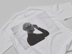 Ryuichi Sakamoto Instagram - Ryuichi Sakamoto "12" T-shirts
 
Since Ryuichi Sakamoto's passing, there has been a high demand for Ryuichi Sakamoto T-shirts from fans around the world.  
There is a lot of "pirate/bootleg" merchandise on the internet containing misinformation and copyrighted images. Some staff members close to Sakamoto even purchased unofficial T-shirts, wanting to wear Sakamoto's photo while simultaneously wondering if they could be illegal products. 
 
In response to the many requests, we have decided to release “12” T-shirt editions, each with one of Sakamoto's photos from his archives, limited to 120 T-shirts per month throughout the year. 
 
The "RS" logo will be quietly printed near the heart on the inner front side. Ryuichi Sakamoto's name and the month number will be printed on the inner back side of the T-shirt. The T-shirt will also display a large print of Sakamoto.  We hope you enjoy the T-shirts in the spirit of carrying Ryuichi.
 
Please note before considering your purchase, the position of the inner printings may be shifted due to differences in the unique printing method.  T-shirts will be available on a first-come, first-served basis, limited to 120 at commmonsmart on January 28 at 6:00 p.m.(JST)

A portion of the proceeds from the sales of this T-shirt will be donated to "TREES FOR SAKAMOTO", a platform for tree planting. 
 坂本龍一「12」 T-shirts
 
月命日である毎月28日に坂本龍一 「12」T-shirtsを販売します。 
 
坂本龍一が亡くなって以降、世界各地のファンから「教授の写真がプリントされたT-shirtsが欲しい。」とのリクエストが数多く寄せられました。ネットを検索すると画像を無断使用した「海賊版T-shirts」が多く散見されたり・・・。 
近しい立場にいるスタッフも「違法かしら？」と思いつつ、「教授のT-shirtsが着たい」とそんなT-shirtsを購入していたケースも。 そのような多くのリクエストにお応えし、毎月アーカイブから選んだ1枚の写真を使用し、12か月連続で年間12種類のTシャツ を発売することにいたしました。 
 
 T-shirtsのフロントには心臓の横あたりにひっそりとRSロゴを裏プリント。バックには月のナンバーとRyuichi Sakamotoの名前を裏プリントし 、そこに坂本龍一アーカイブより選りすぐりの教授画像1枚が大きく上部にプリントされています。 「坂本龍一を背負う」ということで着用いただけたら幸いです。 

1月28日18時より、commmonsmartにて120枚限定で先着販売です。
 
尚、裏プリントは特殊印刷により個体差が生じるためプリント位置がずれる場合がございます。 あらかじめご了承のうえ購入をご検討ください。
 
■坂本龍一 「12」T-shirts
2024年1月28日18時より先着販売
PRICE(tax in)：¥7,700
MATERIAL：100% cotton
COUNTRY OF ORIGIN　Body：CHINA / Print：JAPAN
SIZE：M/L/XL

※ このTシャツの売上の一部は、植林のためのプラットフォーム『TREES FOR SAKAMOTO』　@trees_for_skmt に寄付されます。

#坂本龍一
#ryuichisakamoto
#skmtnews
@skmtgram