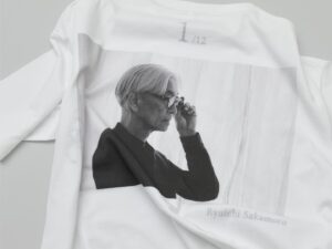 Ryuichi Sakamoto Instagram - Ryuichi Sakamoto "12" T-shirts
 
Since Ryuichi Sakamoto's passing, there has been a high demand for Ryuichi Sakamoto T-shirts from fans around the world.  
There is a lot of "pirate/bootleg" merchandise on the internet containing misinformation and copyrighted images. Some staff members close to Sakamoto even purchased unofficial T-shirts, wanting to wear Sakamoto's photo while simultaneously wondering if they could be illegal products. 
 
In response to the many requests, we have decided to release “12” T-shirt editions, each with one of Sakamoto's photos from his archives, limited to 120 T-shirts per month throughout the year. 
 
The "RS" logo will be quietly printed near the heart on the inner front side. Ryuichi Sakamoto's name and the month number will be printed on the inner back side of the T-shirt. The T-shirt will also display a large print of Sakamoto.  We hope you enjoy the T-shirts in the spirit of carrying Ryuichi.
 
Please note before considering your purchase, the position of the inner printings may be shifted due to differences in the unique printing method.  T-shirts will be available on a first-come, first-served basis, limited to 120 at commmonsmart on January 28 at 6:00 p.m.(JST)

A portion of the proceeds from the sales of this T-shirt will be donated to "TREES FOR SAKAMOTO", a platform for tree planting. 
 坂本龍一「12」 T-shirts
 
月命日である毎月28日に坂本龍一 「12」T-shirtsを販売します。 
 
坂本龍一が亡くなって以降、世界各地のファンから「教授の写真がプリントされたT-shirtsが欲しい。」とのリクエストが数多く寄せられました。ネットを検索すると画像を無断使用した「海賊版T-shirts」が多く散見されたり・・・。 
近しい立場にいるスタッフも「違法かしら？」と思いつつ、「教授のT-shirtsが着たい」とそんなT-shirtsを購入していたケースも。 そのような多くのリクエストにお応えし、毎月アーカイブから選んだ1枚の写真を使用し、12か月連続で年間12種類のTシャツ を発売することにいたしました。 
 
 T-shirtsのフロントには心臓の横あたりにひっそりとRSロゴを裏プリント。バックには月のナンバーとRyuichi Sakamotoの名前を裏プリントし 、そこに坂本龍一アーカイブより選りすぐりの教授画像1枚が大きく上部にプリントされています。 「坂本龍一を背負う」ということで着用いただけたら幸いです。 

1月28日18時より、commmonsmartにて120枚限定で先着販売です。
 
尚、裏プリントは特殊印刷により個体差が生じるためプリント位置がずれる場合がございます。 あらかじめご了承のうえ購入をご検討ください。
 
■坂本龍一 「12」T-shirts
2024年1月28日18時より先着販売
PRICE(tax in)：¥7,700
MATERIAL：100% cotton
COUNTRY OF ORIGIN　Body：CHINA / Print：JAPAN
SIZE：M/L/XL

※ このTシャツの売上の一部は、植林のためのプラットフォーム『TREES FOR SAKAMOTO』　@trees_for_skmt に寄付されます。

#坂本龍一
#ryuichisakamoto
#skmtnews
@skmtgram